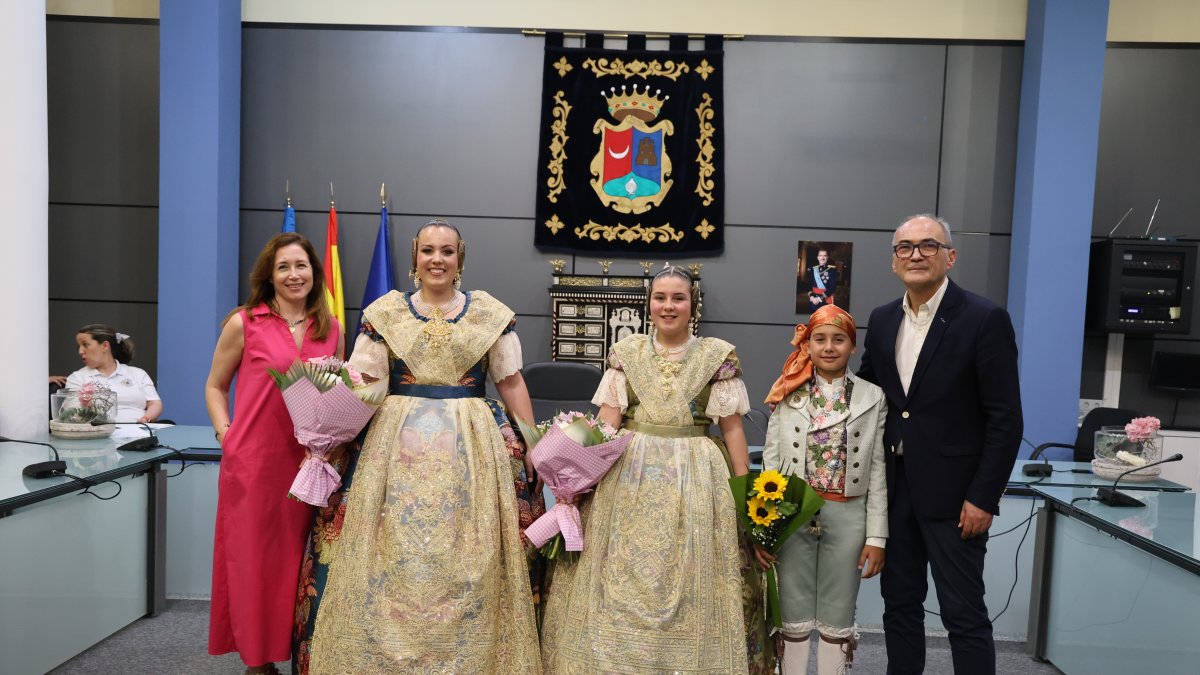 Yurena, Paula y Aitor junto con el alcalde, Ximo Segarra, y la concejala de Fallas, Ana Aleixandre.