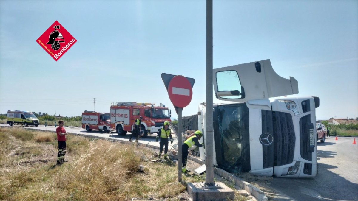 Imagen del camión volcado en la CV-91.