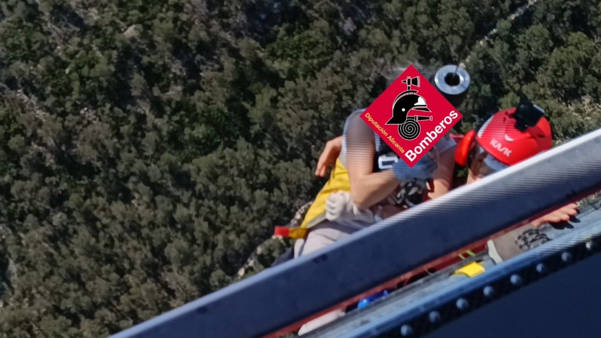 La senderista accidentada tuvo que ser izada hasta el helicóptero.