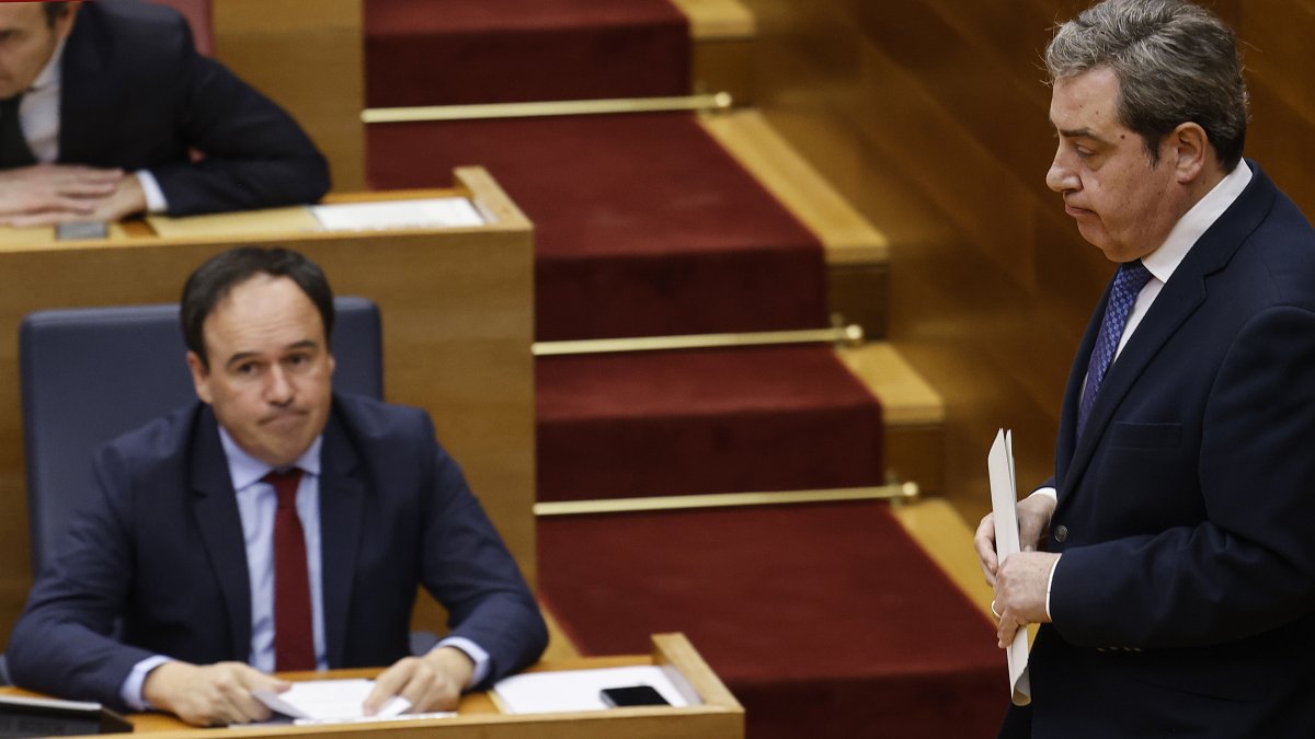 El president de la Generalitat, Juanfran Pérez Llorca (i), y el síndic del grupo parlamentario VOX, José María Llanos (d)
