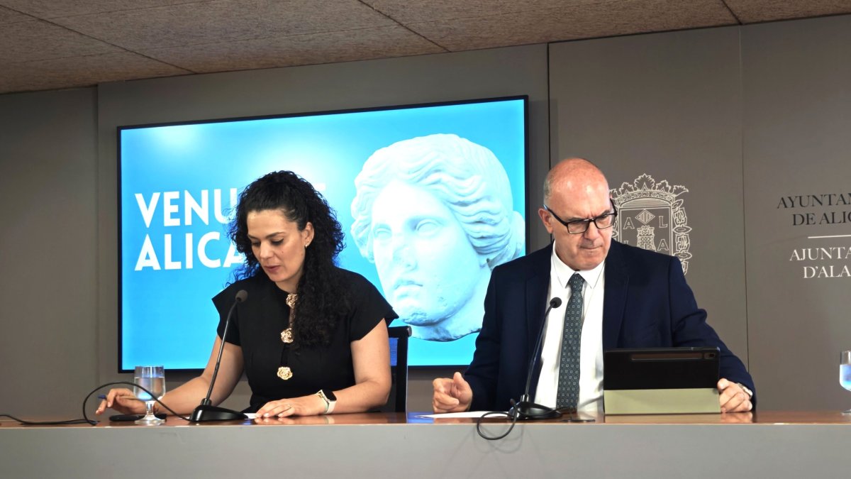 La portavoz del equipo de gobierno en el Ayuntamiento de Alicante, Cristina Cutanda, y el vicealcalde, Manuel Villar, este martes.