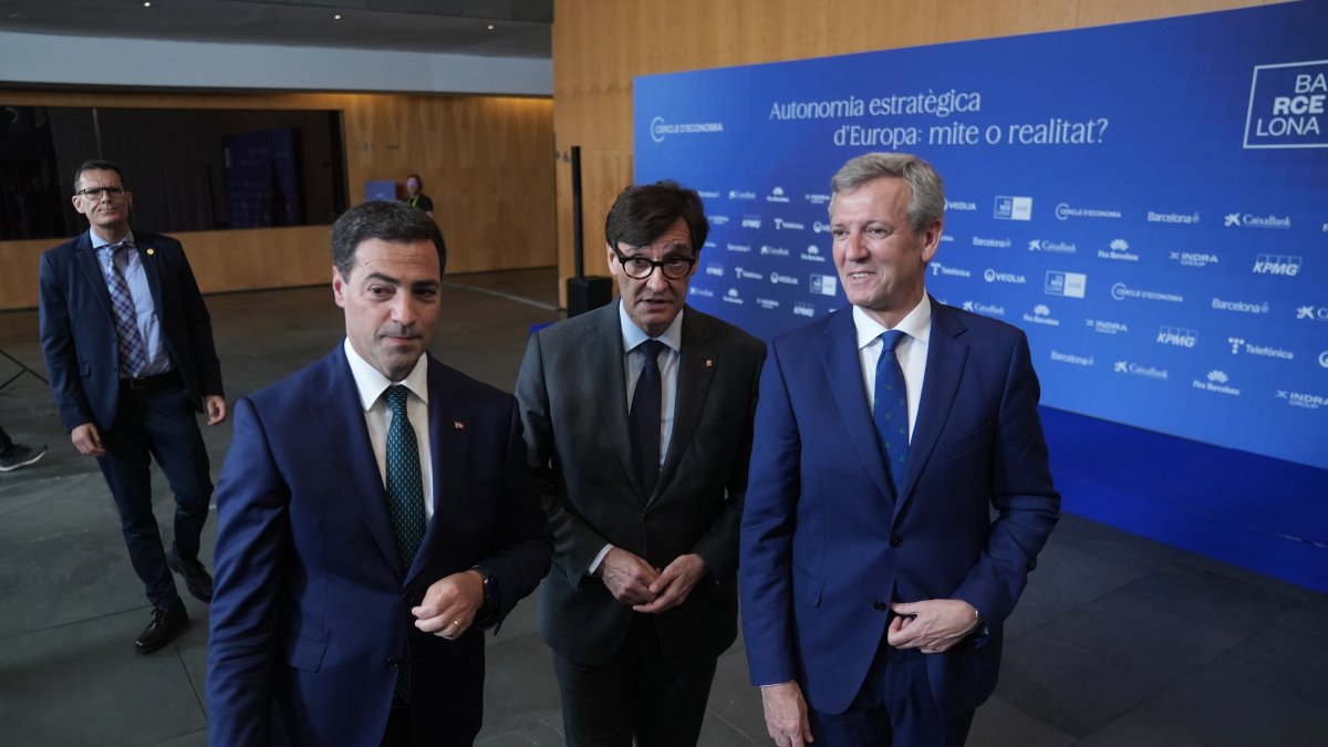 El presidente de la Generalitat, Salvador Illa, el Lehendakari, Imanol Pradales, y el presidente de la Xunta, Alfonso Rueda, durante la sesión 'España, territorio y liderazgo: