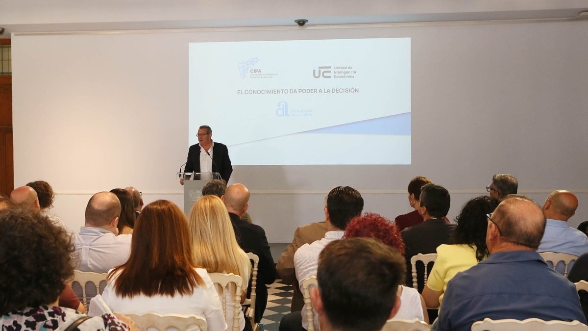 El presidente de la Diputación de Alicante, Toni Pérez, este martes, durante la presentación del SIET. 