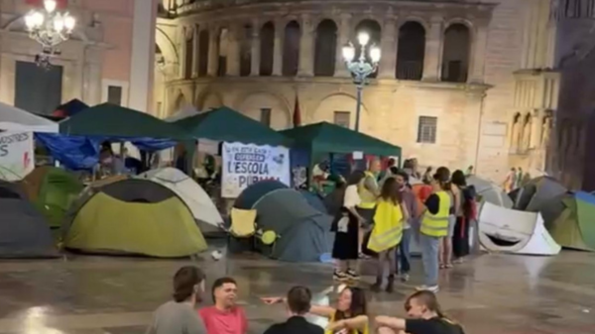 Acampada pro-profesores en la plaza de la Virgen