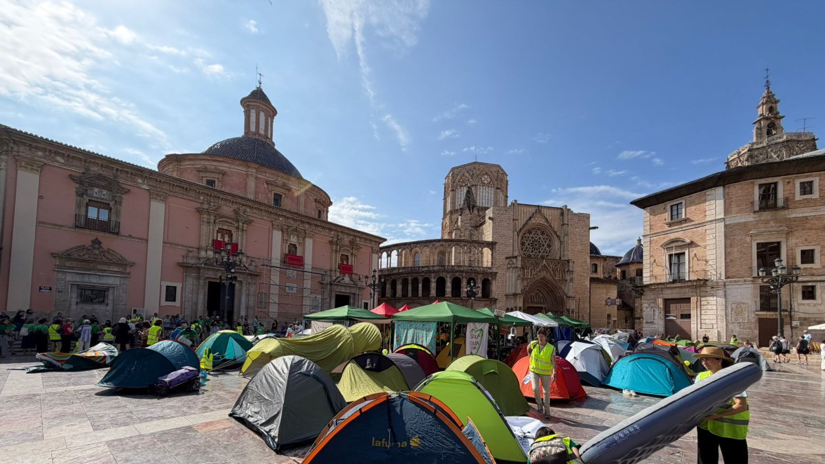 Acampada pro-profesores en la plaza de la Virgen