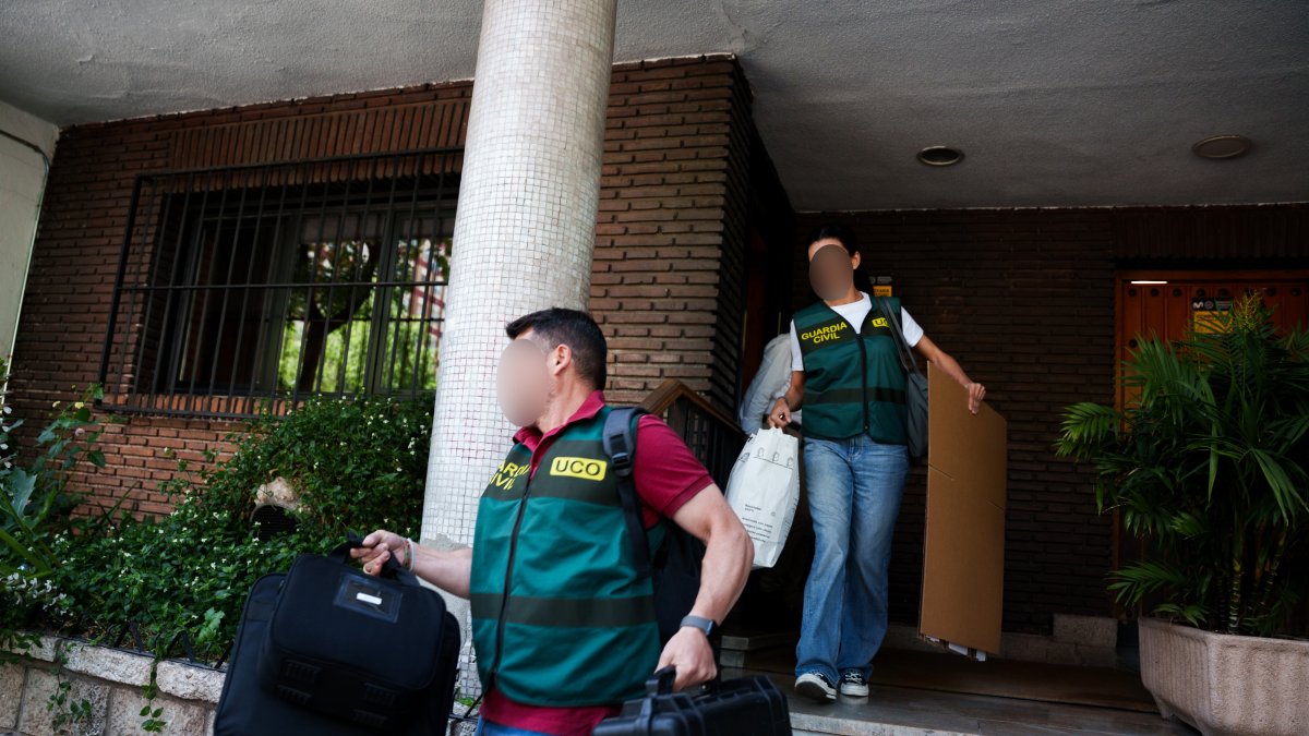 Agentes de la UCO de la Guardia Civil durante el registro del domicilio del exvicepresidente Gaspar Zarrías en Madrid.