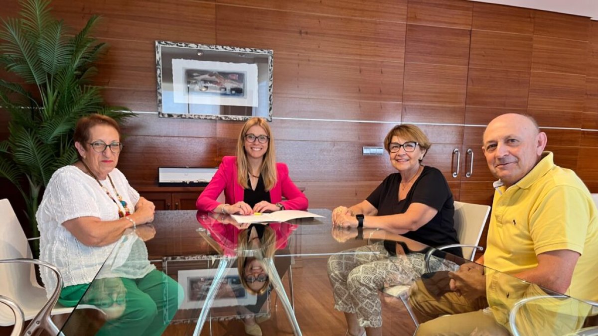 Firma de la renovación del convenio con el Club de Pensionistas de Finestrat.