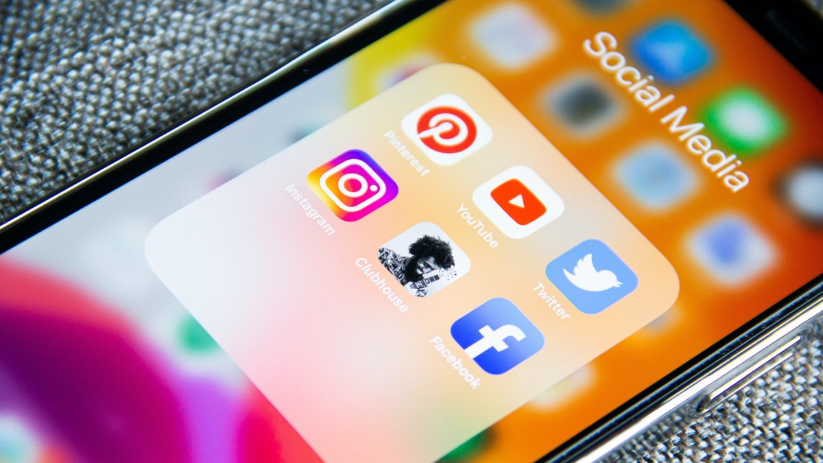 Iconos de redes sociales en un teléfono móvil.
