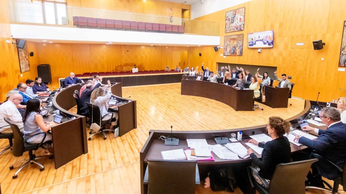 Votación de los presupuestos municipales de 2026 en el Ayuntamiento de Benidorm.