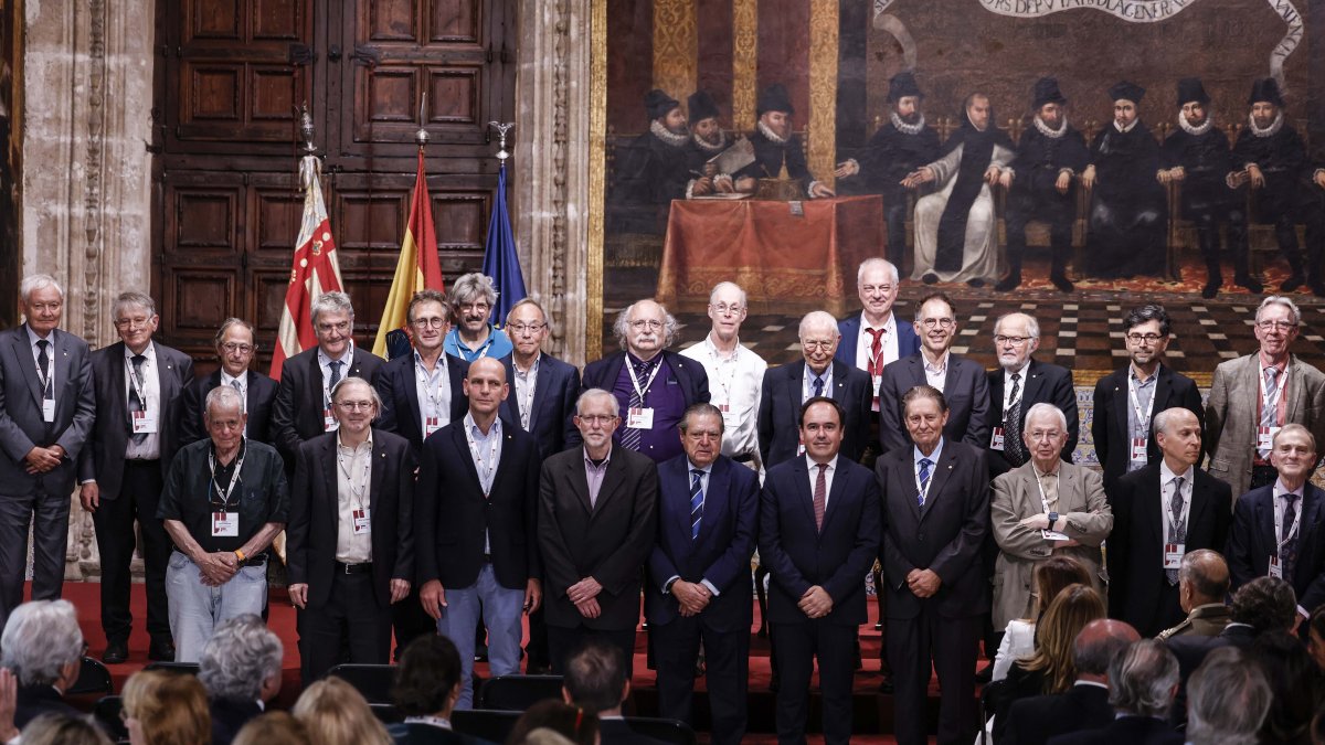 Foto de familia tras la proclamacion de los galardonados en los premios Jaume I en el Palau de la Generalitat