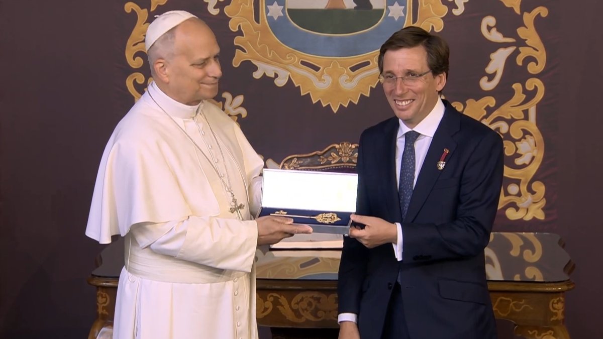El alcalde de Madrid, José Luis Martínez-Almeida, hace entrega al Papa León XIV de la Llave de Oro de Madrid