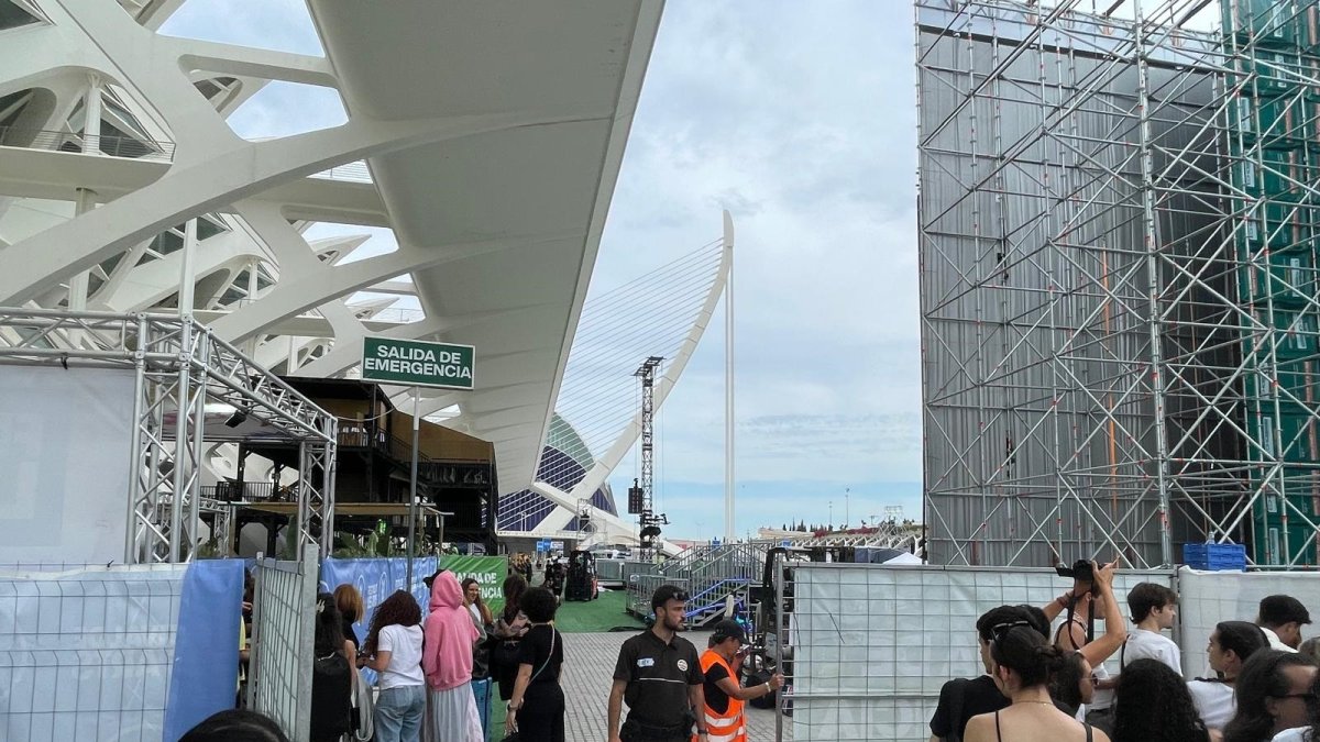 Recinto del Festival de Les Arts y asistentes, este sábado tras su cancelación.