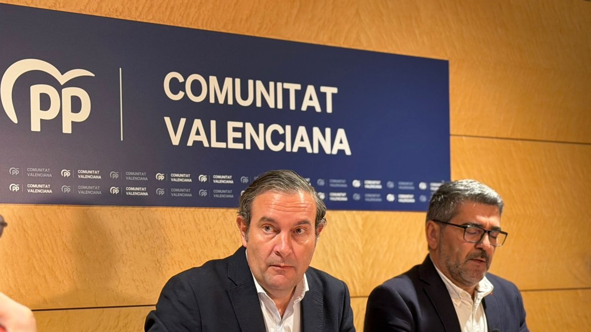 El síndic del PP en Les Corts, Nando Pastor, y el diputado José Forés, en una imagen de archivo.