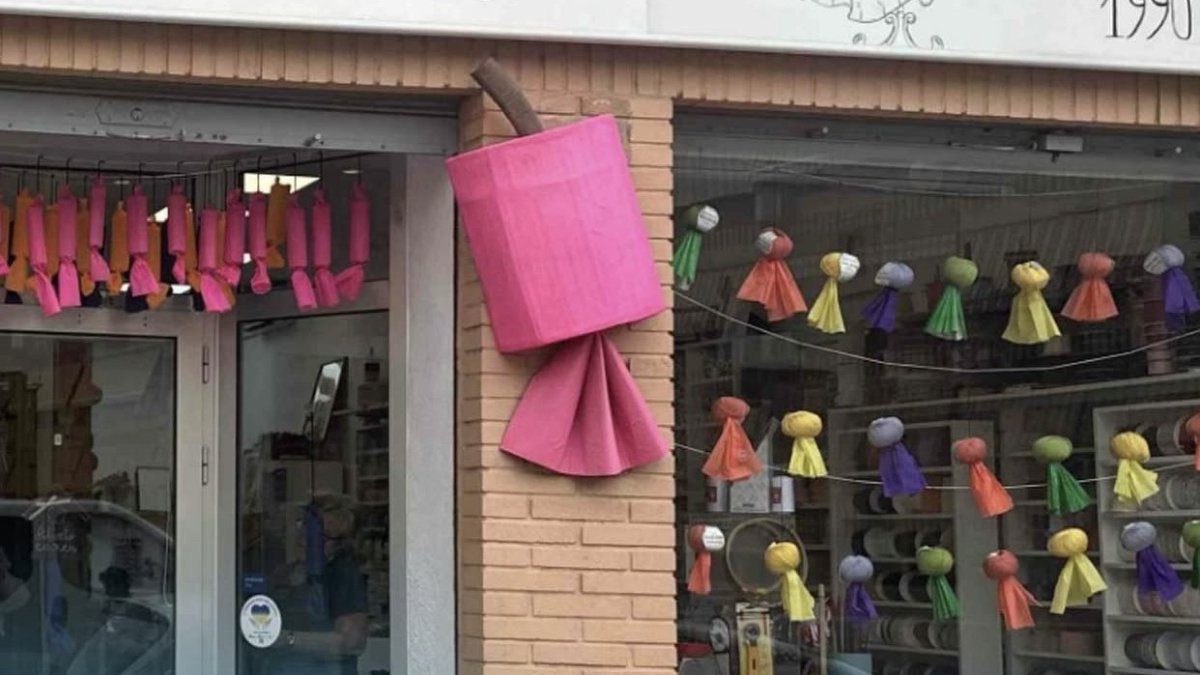 Los escaparates del comerio de proximidad se implica en las Hogueras de San Juan de Alicante.
