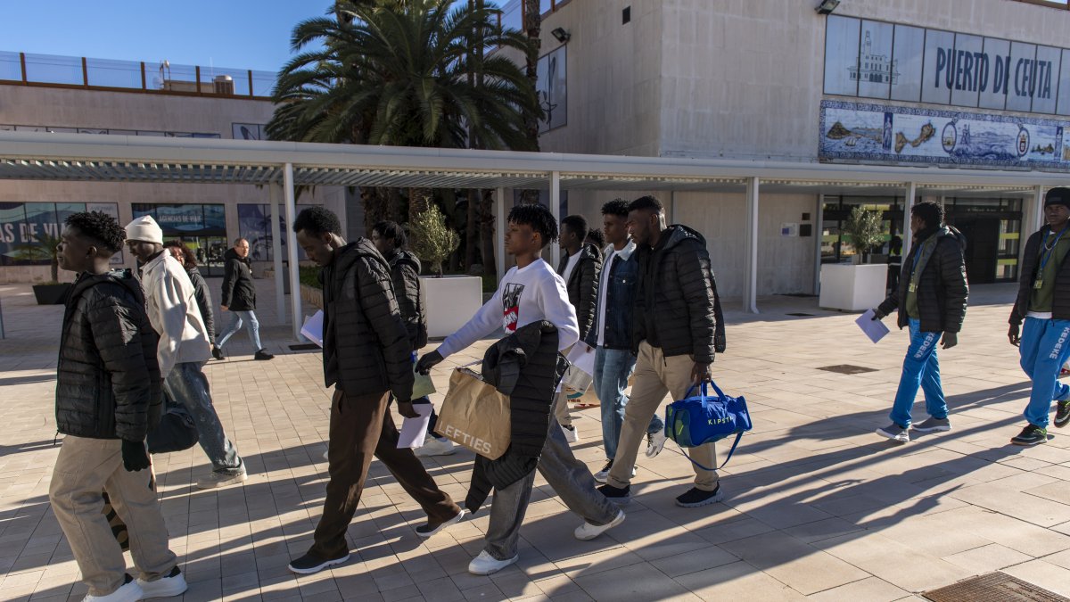 Varias personas a la salida del Centro de Estancia Temporal de Inmigrantes (CETI)
