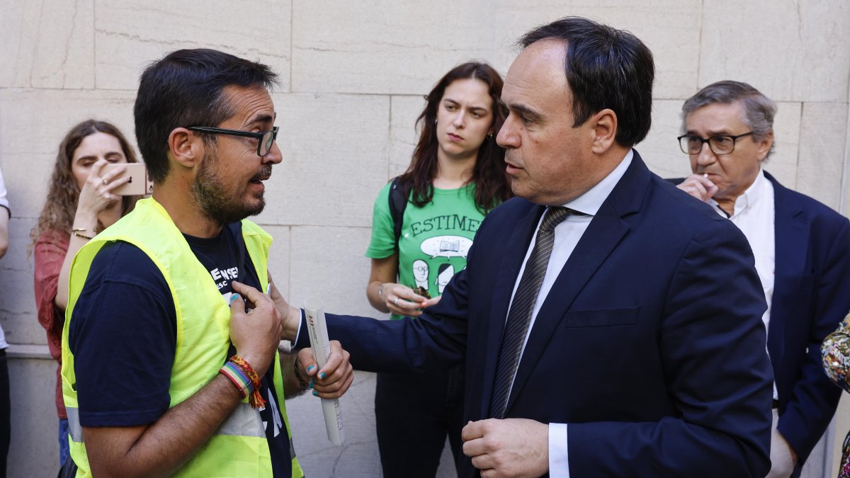 El president de la Generalitat, Juanfran Pérez Llorca habla con un docente en huelga (Archivo)