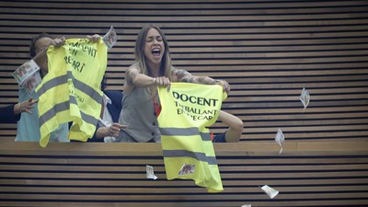 Profesoras protestan en Les Corts contra la consellera de Educación