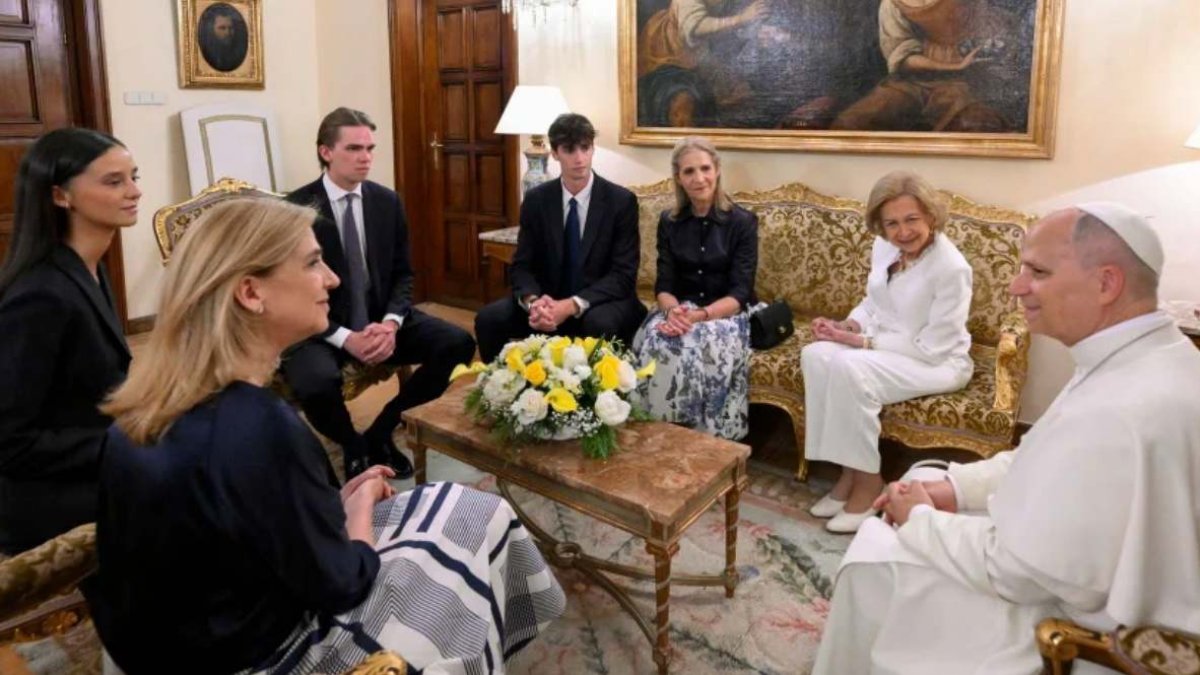 Doña Sofía y sus hijas y nietos con León XIV.