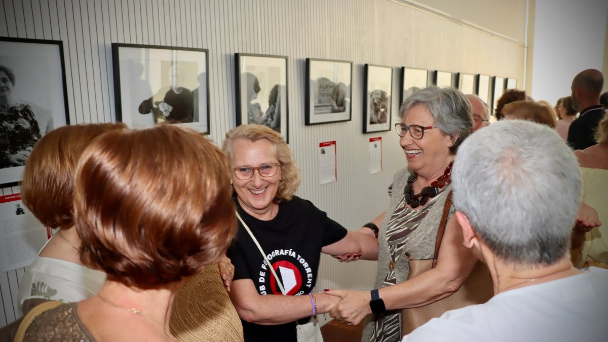 Un momento de la inauguración de la exposición fotográfica “Gent de Torrent 2026”.