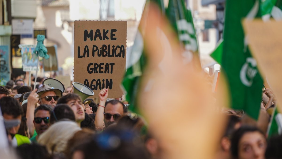 (Foto de ARCHIVO)
Decenas de personas durante una concentración, frente a Les Corts Valencianes, a 21 de mayo de 2026, en Valencia, Comunidad Valenciana (España)