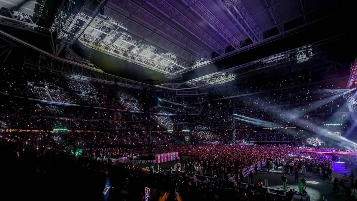 Cientos de personas durante un concierto del grupo Aventura en el Estadio Santiago Bernabéu.