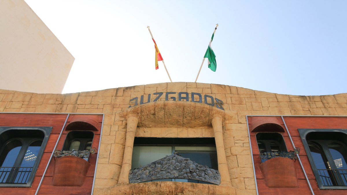 Fachada principal de los juzgados de Vera.