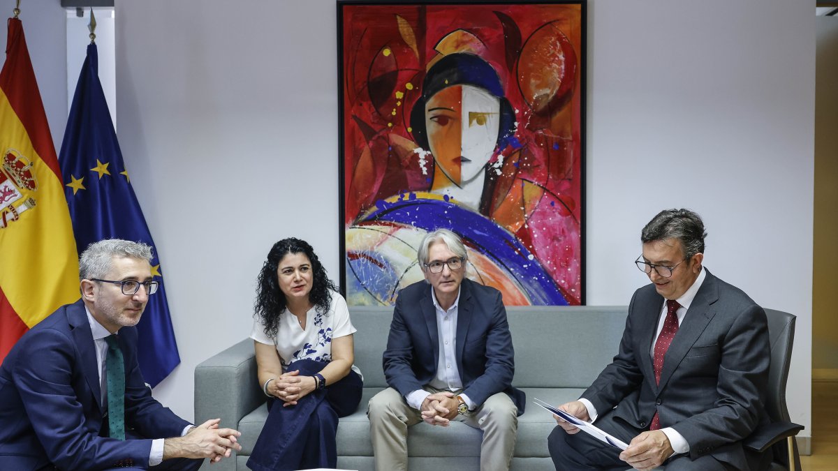 El ministro Arcadi España, Ana García (CC OO), Tino Calero (UGT) y Vicente Lafuente (CEV), este lunes en Valencia.