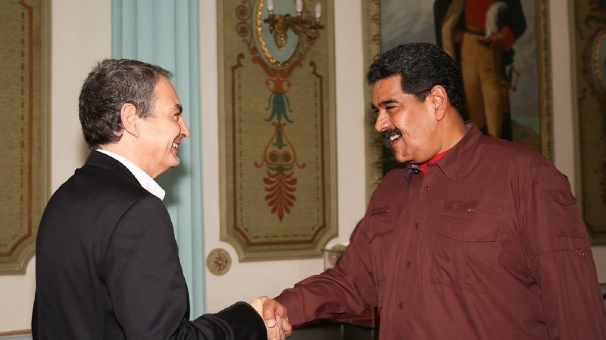 Zapatero saluda a Maduro en una reunión en 2018