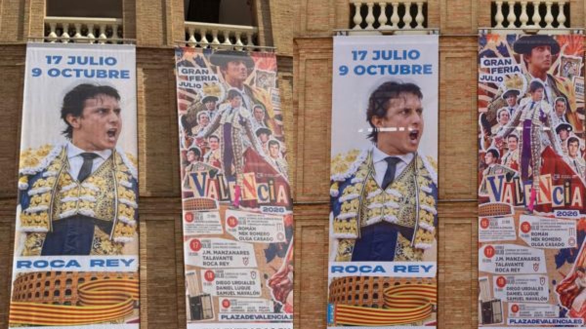 A la izquierda las lonas antes de rectificar el error, y a la derecha las lonas ahora.