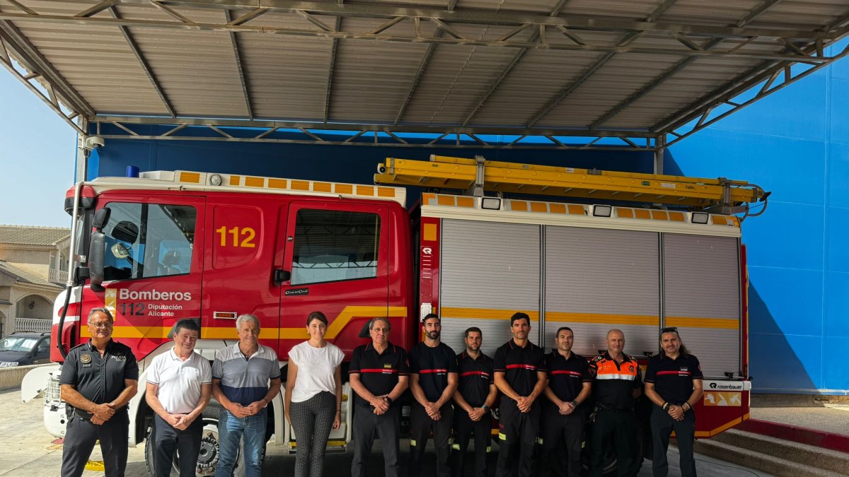 Un momento de la visita del diputado de Emergencias al reten Pilar de la Horadada.