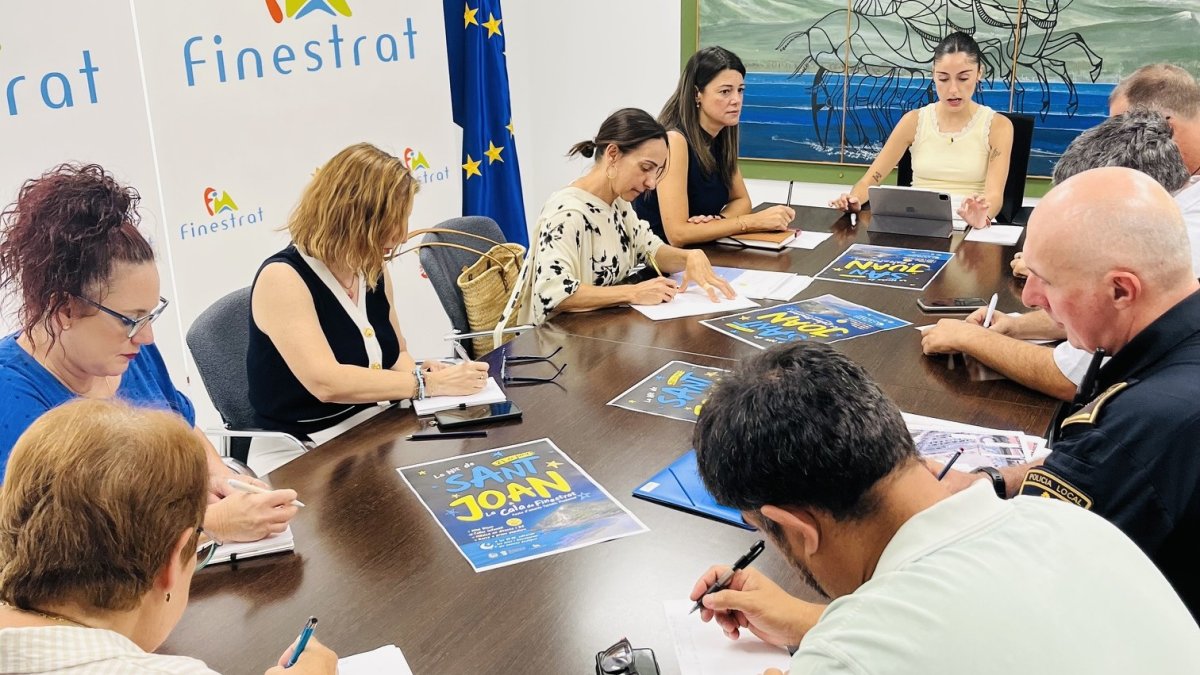 Reunión de coordinación presidida por la concejala de Fiestas, Sara Llorca, junto a la edil de Seguridad Ciudadana, Beatriz Quintillán, la edil de Igualdad, María Teresa Pérez.