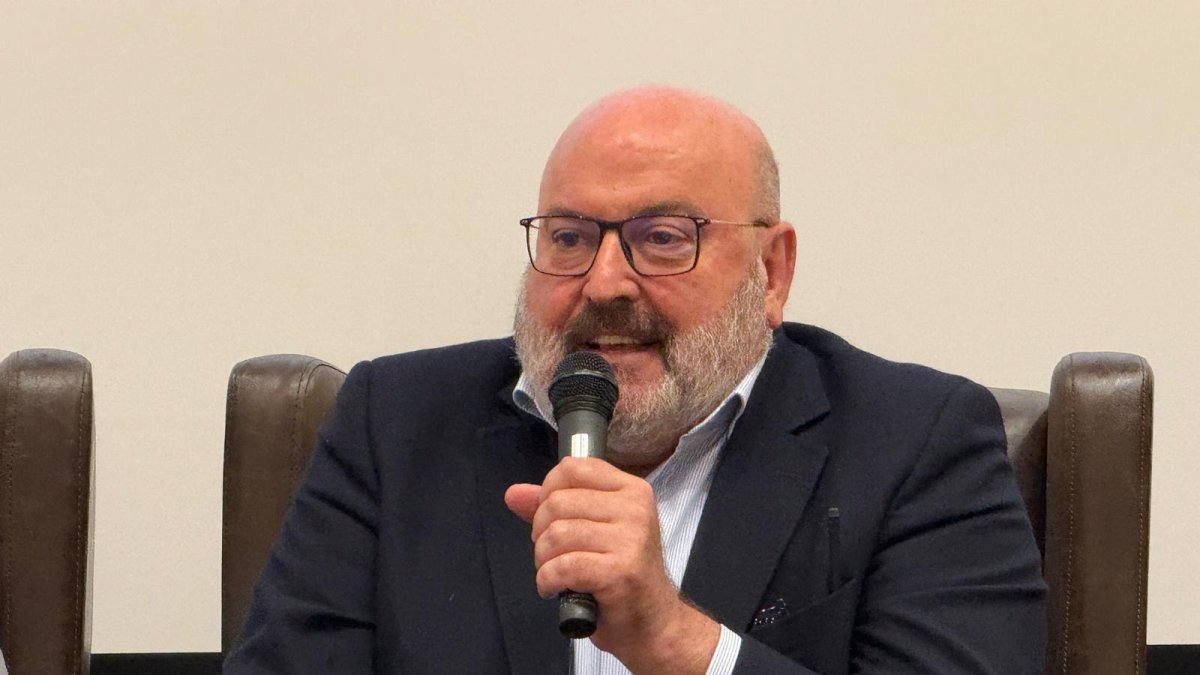 Su retranca gallega no le quita un ápice de razón; podemos ser grandes gilipollas que lo único que sabemos es consultar nuestros problemas a las máquinas sin reflexión alguna.
Foto- Atalayar, Javier Fernández Arribas