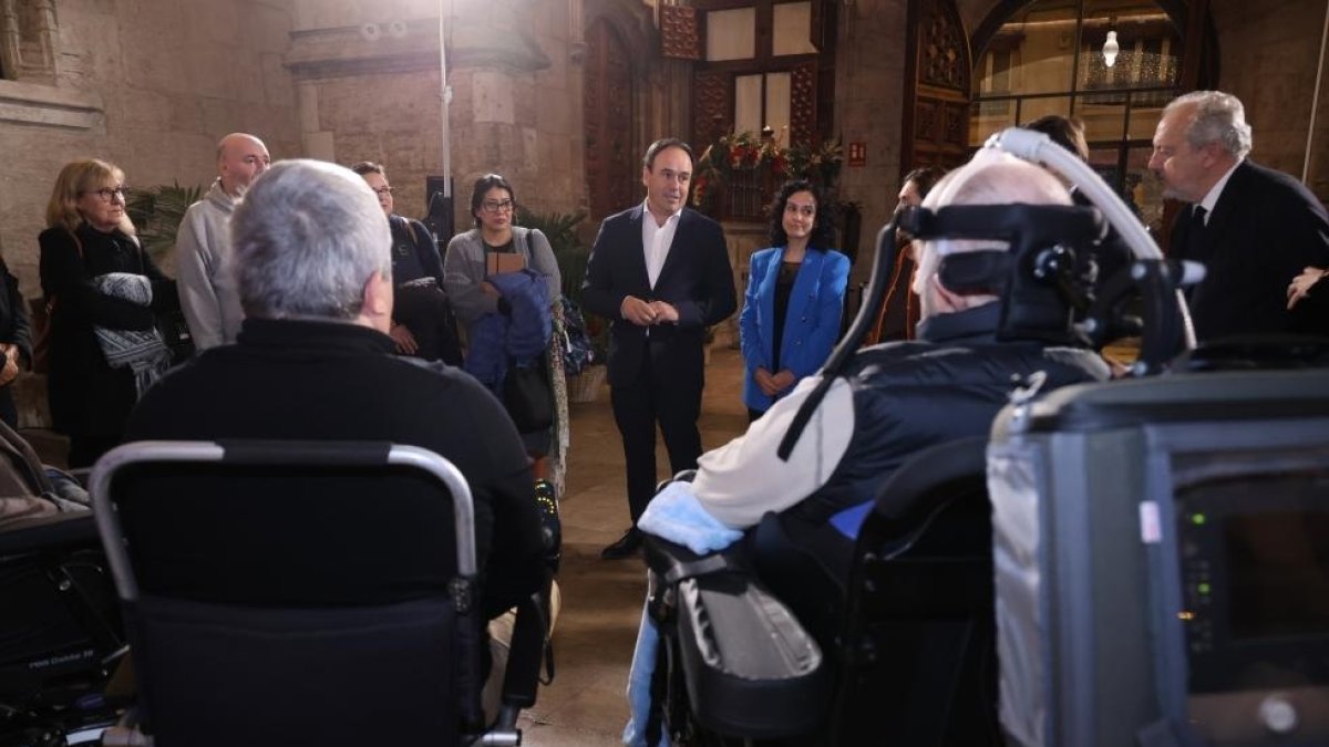 El presidente de la Generalitat Valenciana, Juanfran Pérez Llorca, con personas con ELA
