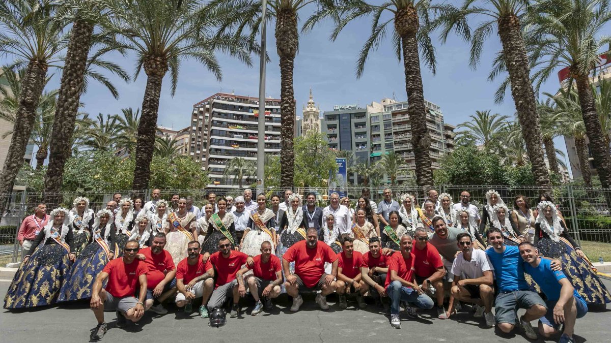 Los pirotécnicos de Pibierzo, junto a las Belleas del Foc, sus Damas y las autoridades.