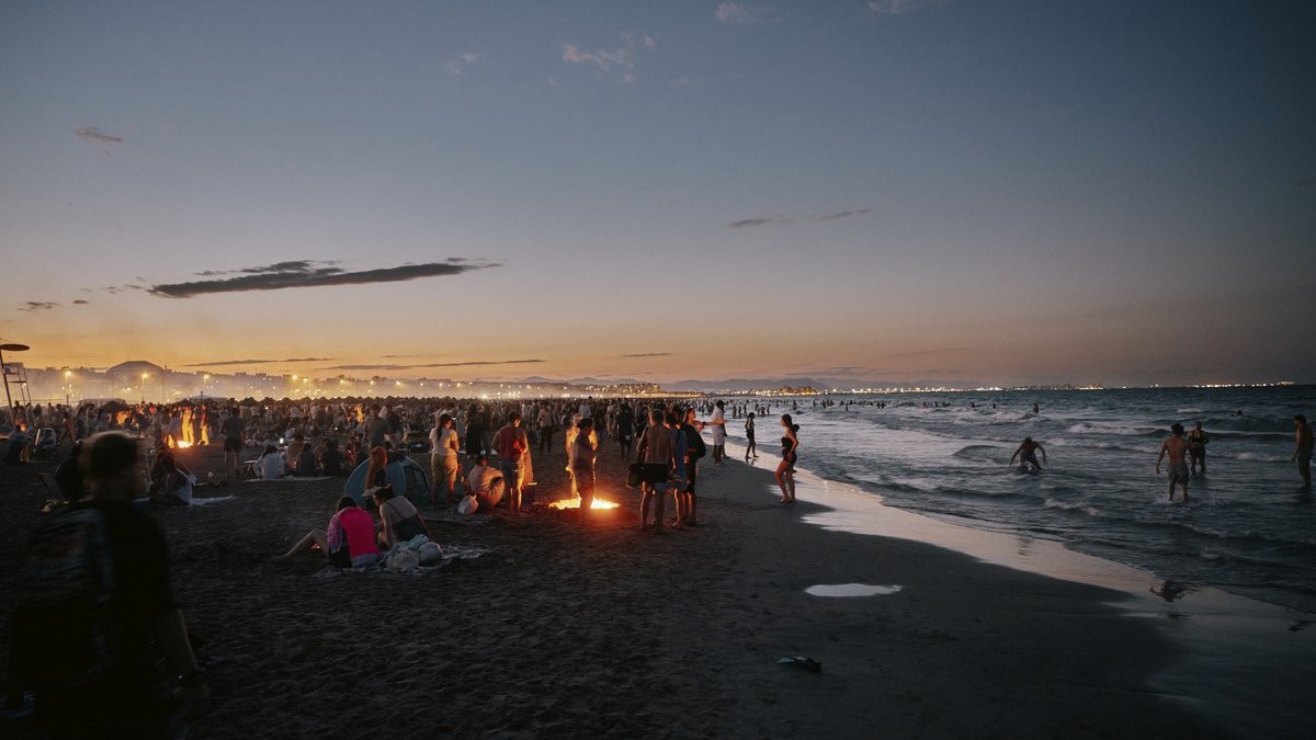 Miles de personas volverán a concentrarse esta noche en las playas de Valencia para celebrar la Nit de Sant Joan.
