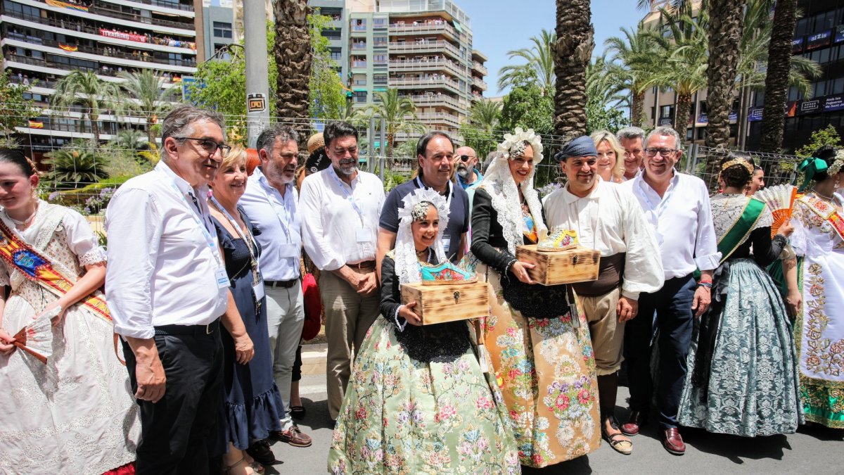 Las Belleas del Foc y sus Damas en la Plaza de los Luceros con el alcalde, Luis Barcala, y el president de la Generalitat, Juanfran Pérez Llorca y otras autoridades.
