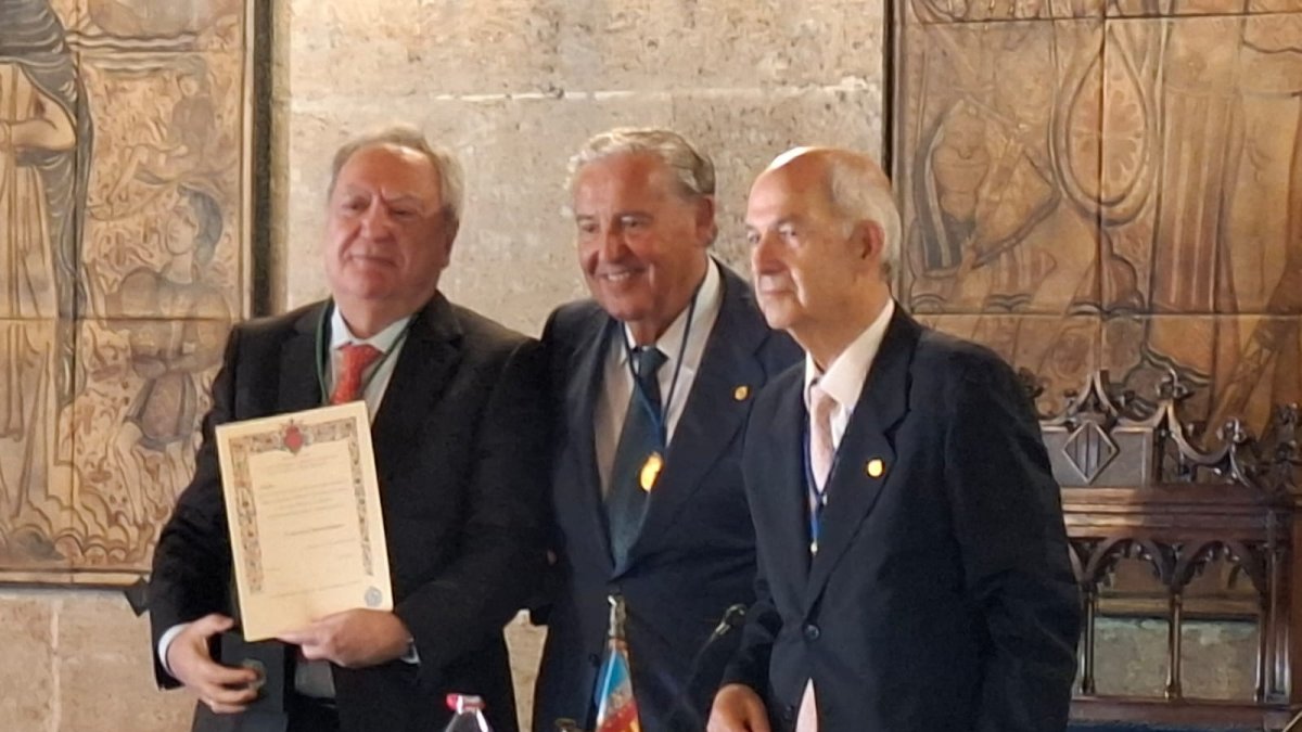 Juan José Sánchez Balaguer, junto al decano de la RACV, Luis Miguel Romero Villafranca, en el acto de ingreso como académico.