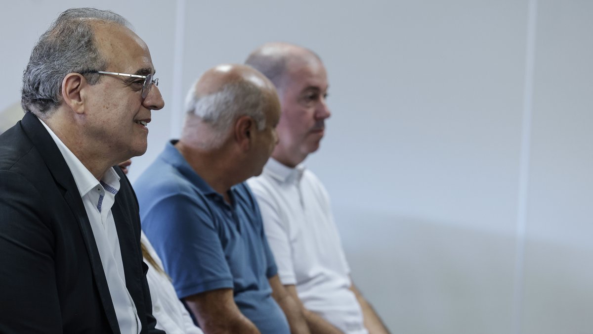 Sergio Blasco, exgerente del Hospital General, junto a otros acusados en el juicio por el caso Osvaldos