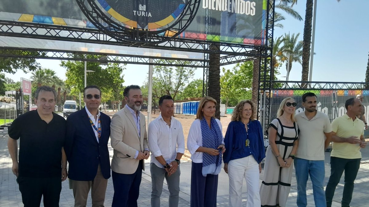 El director de BIGSOUND, Juanjo Talaván, junto la vicepresidenta Susana Camarero y otras autoridades este jueves a las puertas del recinto de Parc Central de Torrent.
