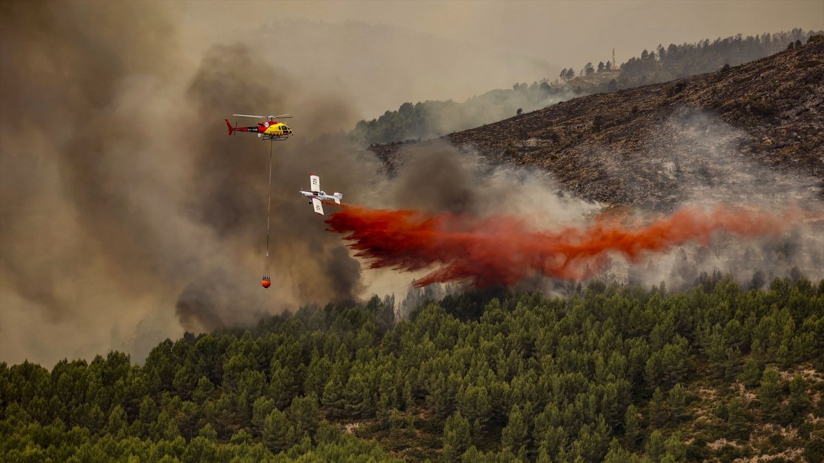 (Foto de ARCHIVO)
Un helicóptero trabaja en las labores de extinción de el incendio en Bejís