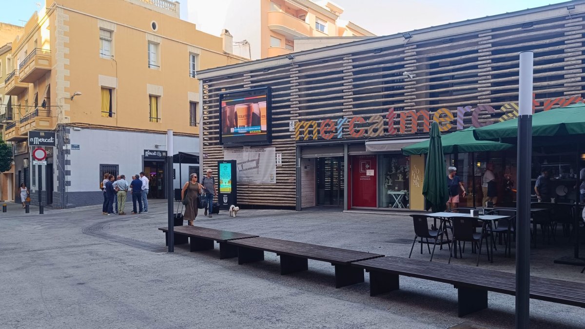 Los alrededores del Mercat de la Vila Joiosa tras las obras de remodelación.