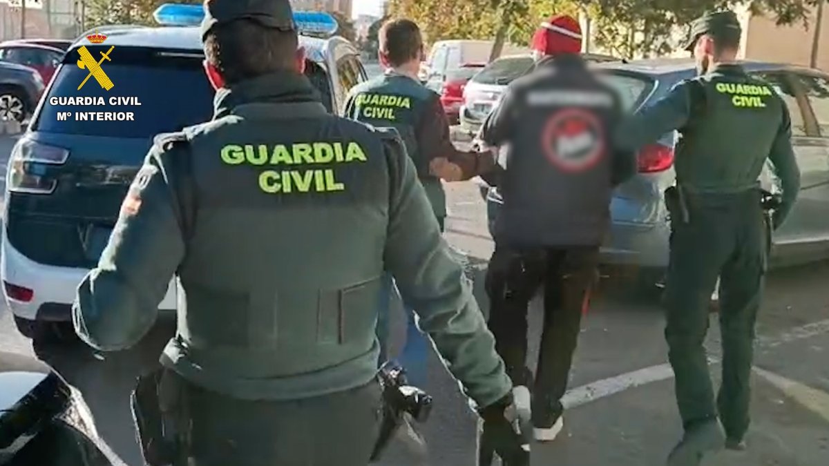 Se le imputan 36 delitos contra la libertad sexual a víctimas menores de 16 años. Se han encontrado dispositivos de almacenamiento con 18.000 Gigabytes con imágenes íntimas de menores.