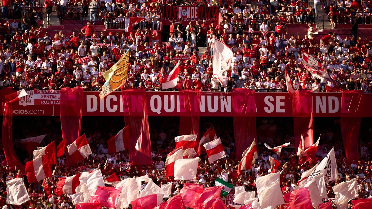 Sevilla FC comunica la sanción al socio menor de edad cuyo padre falleció (Photo by Fran Santiago/Getty Images)