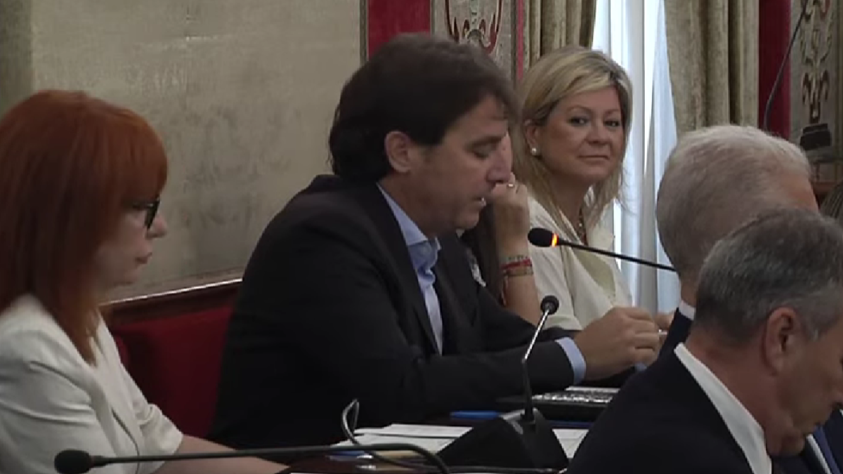 El edil de Vivienda, Carlos de Juan, en su respuesta al PSOE durante el pleno de este lunes en Alicante.