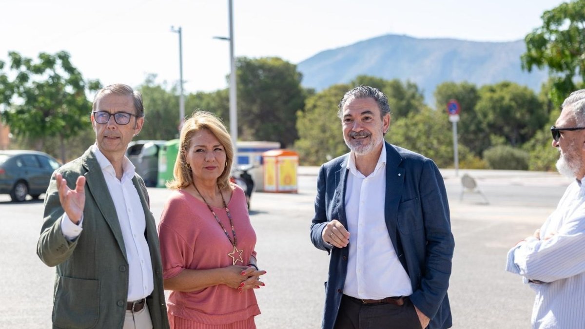 La vicepresidenta primera y consellera de Vivienda, Susana Camarero, este lunes en L'Alfàs del Pi, junto al alcalde Vicente Arques..