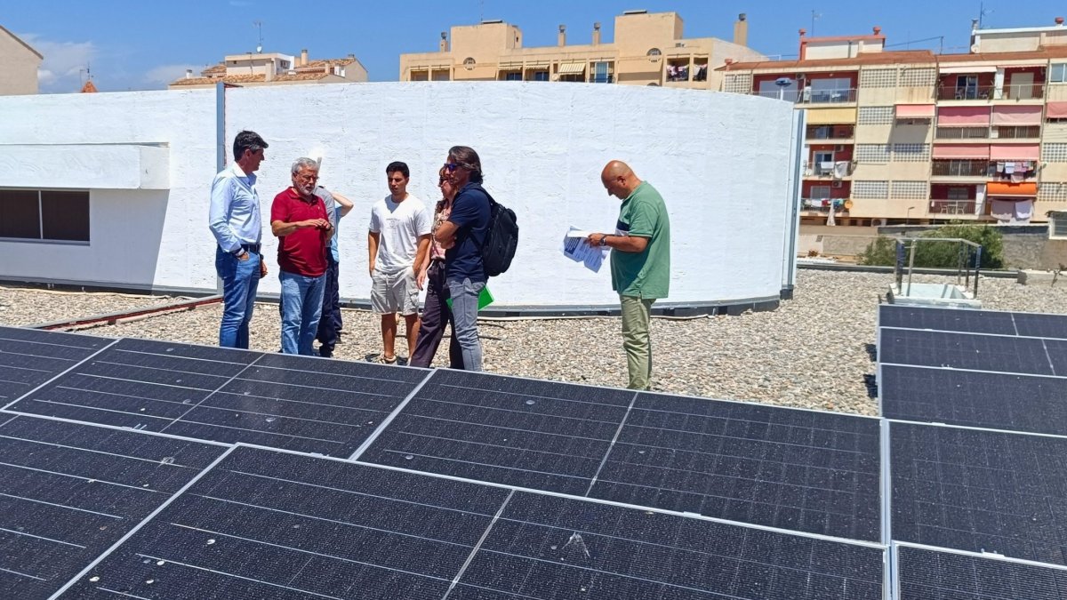 Placas solares sobre uno de los cinco edicificios municipales.