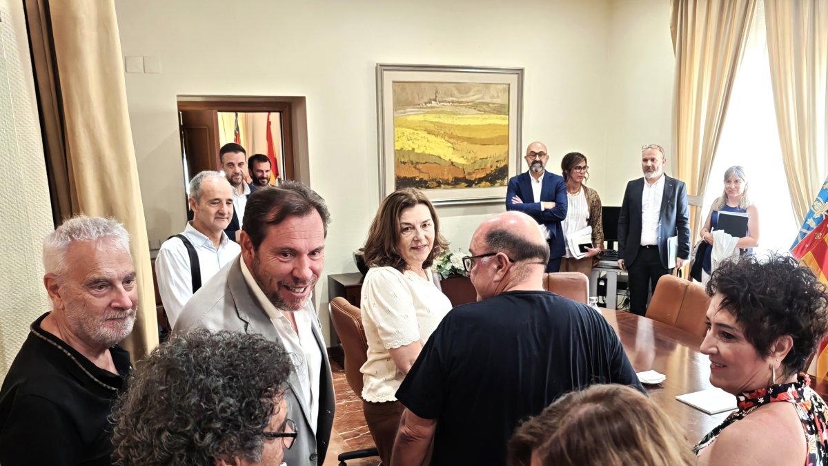 El ministro, Óscar Puente, durante la reunión mantenida este lunes en la Subdelegación del Gobierno en Alicante con vecinos del Parque Central.