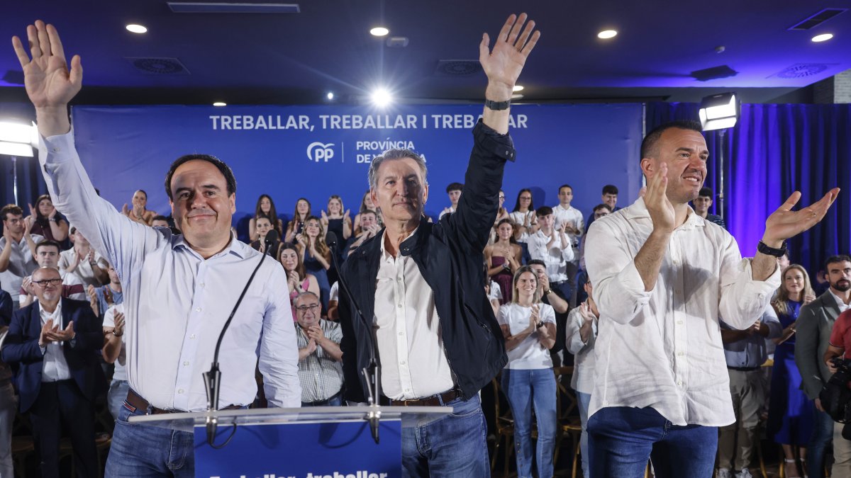 El presidente del Partido Popular, Alberto Núñez Feijóo (c), el presidente de la Generalitat Valenciana, Juanfran Pérez Llorca (i), y el presidente provincial del PP de Valencia, Vicente Mompó