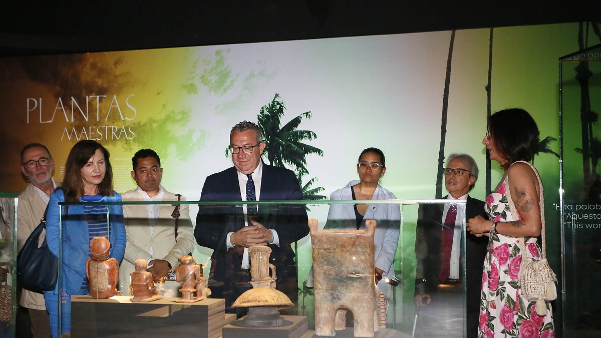 Un momento del acto de inauguración de la exposición.
