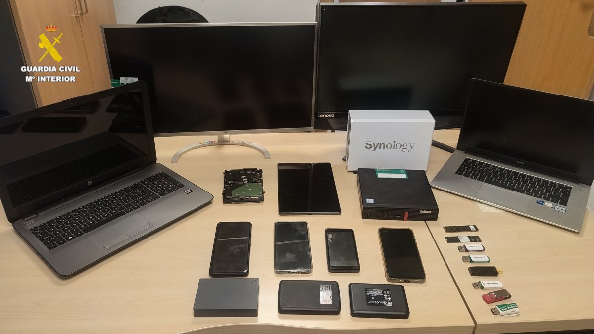 Material intervenido en una operación de la Guardia Civil por la distribución de material de abuso sexual infantil.